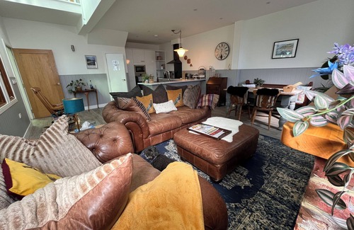 Apse Heath House | 1902 chapel. Family & pet friendly. Parking & garden.
