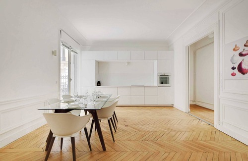 Porte-Dauphine Apartment | 190m²Step into a realm of unparalleled luxury Trocadero:80m² Rare private garden