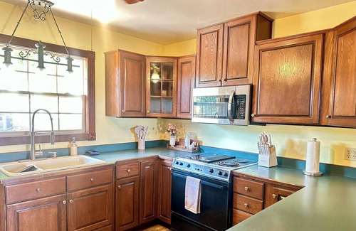 Medford Cottage | 1960's Farmhouse- VIEWS! - Gated-Wineries-Rogue X