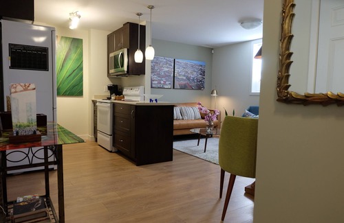 Sappertown House | 1Bedrm+Den/Office Suite with a Mid-century Modern Vibe - EXTENDED Stays Welcome