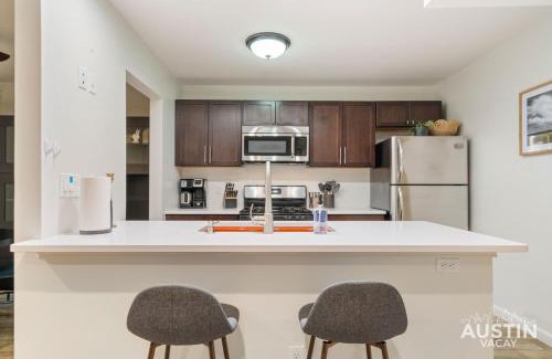Greater South River City House | 1BR 1BA Pet Friendly Condo w Pool, Gym, Walk to SoCo and Lake by Austin Vacay