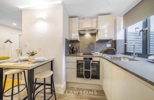 Windsor City Centre Apartment | 1BR Apartment | Walk to Shops & Castle