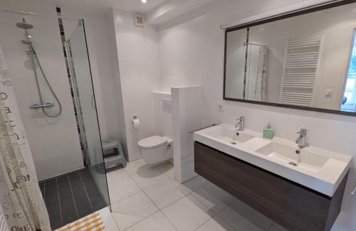 Neudorf-Weimershof Apartment | 1BR Apartment with Garage in Kirchberg