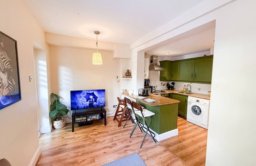 Royal Borough of Kensington and Chelsea House | 1BR Kensington Flat near Holland Park, Earls Court