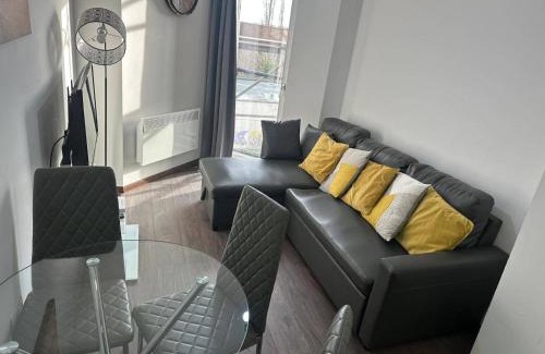 Bloxwich Apartment | 1BR-Sleeps4-Parking-ClosetoCentre