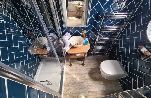 Islington Hotel | 1st floor luxury large Ensuite (No Tub)