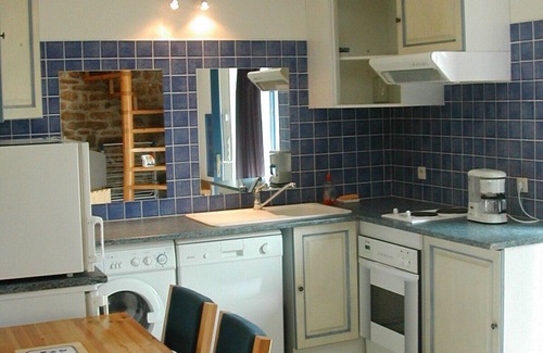 Ploemeur House | 2/3-person gite 350 m from beaches via footpath and adjacent to 18-hole golf course.