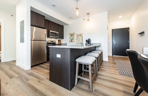 Mountain Shadows Apartment | 2 BD Luxury Pet Friendly Mountain Views minutes from Garden of the Gods