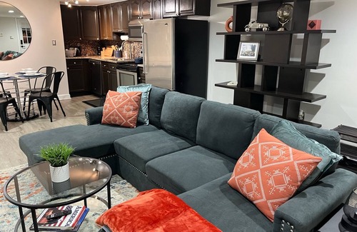 Bloomingdale Apartment | 2 bdrm ENG BSMT apartment in dcs historical neighborhood Bloomingdale