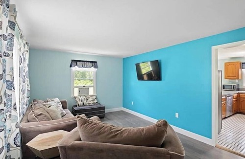York Beach Apartment | 2 bed 1.5 bath quiet location with a yard 10 min walk to beach and downtown