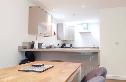 Ross-on-Wye House | 2 bed, 2 bath Stylish Bungalow in Symonds Yat for Long Stays Sleeps 5