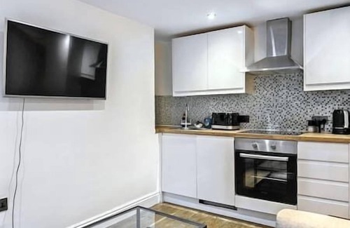 Hove Apartment | 2 Bed Apartment with close proximity to beach! Pet-Friendly!