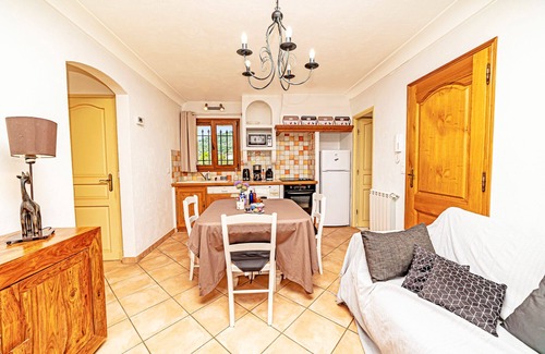 Le Bar-sur-Loup Apartment | 2 Bed Apartment Sleeps 6 - Pets Ok - Free Parking