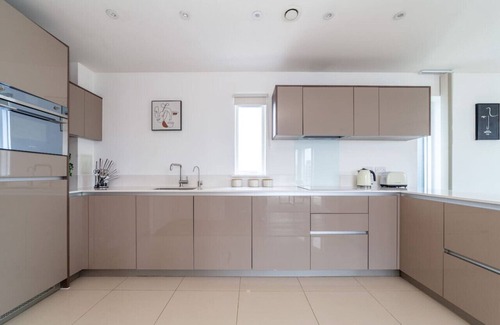 Peninsula Apartment | 2 Bed Balcony Flat in Greenwich