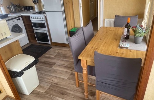 Aberystwyth Cabin | 2 Bed Caravan - Sleeps 4 - Pets - Pool - Parking