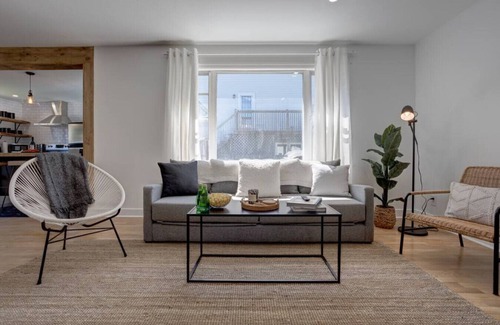 Dartmouth House | 2 Bed City Escape w deck, BBQ & beautiful back yard