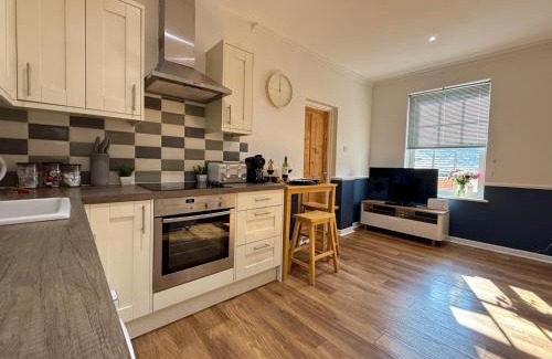 Moffat Apartment | 2 bed Elegant Flat in Stansted with parking