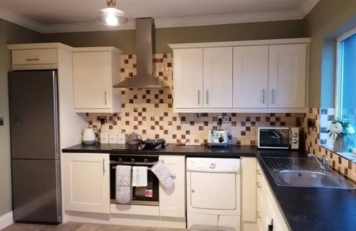 Beaufort Cottage | 2 Bed Flat - Sleeps 4 - Garden - Parking - Wifi