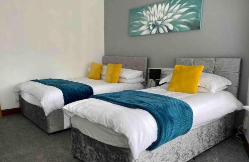 Cwmbrwla Apartment | 2 Bed Flat - Sleeps 7 - Parking - Wifi