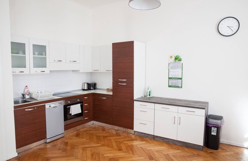 Andel Apartment | 2 Bed Flat - Sleeps 9 - Pets - Parking - Wifi