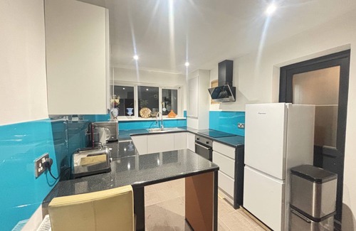 Lacey Green House | 2 Bed-Sleeps 5-Private Garden-Free Parking