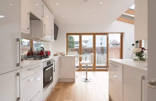 Parsons Green and Walham Apartment | 2 Bed - Very Convenient Location - South Terrace