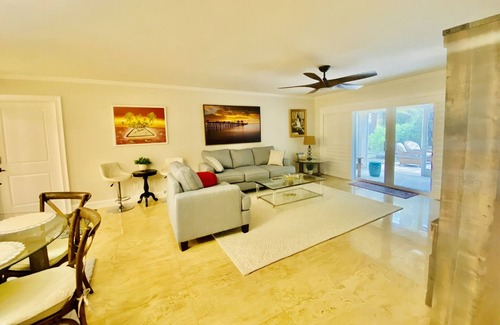 Central Naples Villa | 2 Bedroom - 2 Bath - Beautifully decorated Cottage