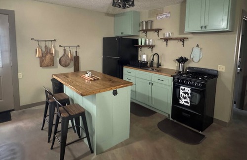 Board Camp Cabin | 2 bedroom/2 bath, sleeps 9, Honey Hole Cabin