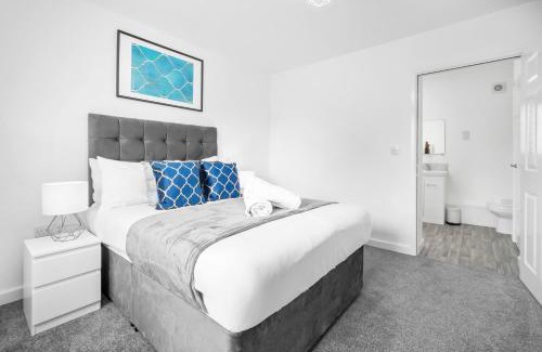Cradley Heath Apartment | 2 Bedroom Apartment - Off-Street Parking - WIFI - Netflix - Top Rated - 49C