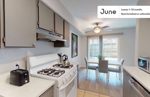 South Lamar Condo | 2 Bedroom Condo 365866 by Houzlet