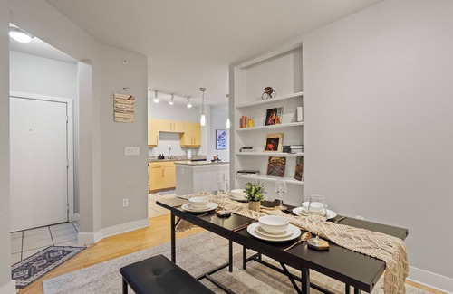 Oak Lawn Condo | 2-bedroom condo 8 mins to AAC