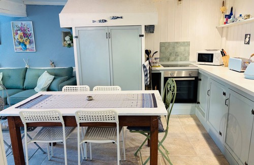 Caylus Cottage | 2 Bedroom Cottage - Sleeps 6 - Pool - Garden