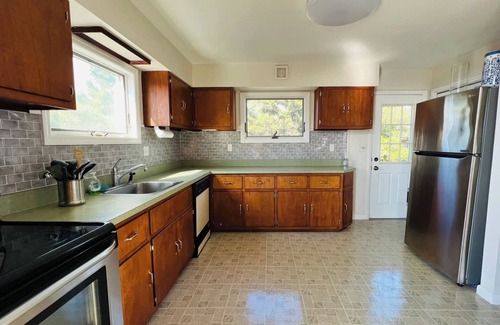 Long Island House | 2-bedroom designer bungalow with Hot Tub, 1GB FiOS, AC, steps from the beach