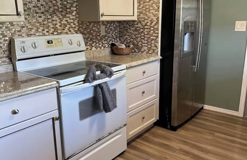 Spring Hill House | 2-bedroom pool house with WiFi, AC in Spring Hill. Minutes from Weeki Wachee