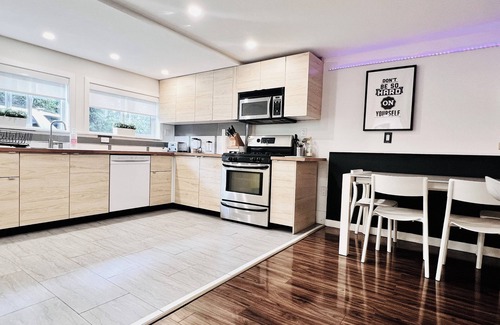 Lynn Valley House | 2-Bedroom Spacious Garden Suite