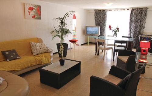 Gemenos Apartment | 2 Bedroom Stunning Apartment In Gemenos