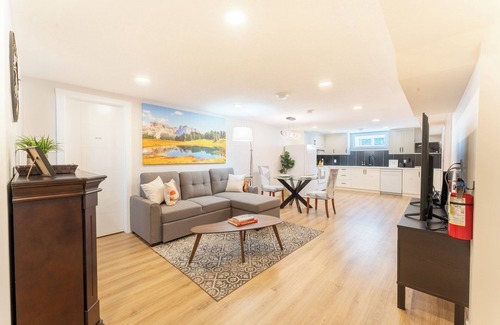 Haysboro House | 2 Bedroom Suite | Elegant & Cozy Guest Suite｜15 mins to Downtown