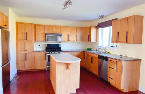 Tyendinaga House | 2 Bedroom with free parking-upto 10 parking space