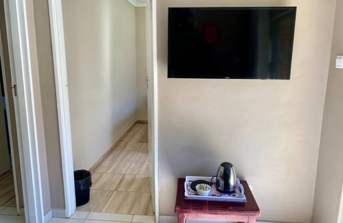 Harare Apartment | 2 bedroomed apartment with en-suite and kitchenette - 2065