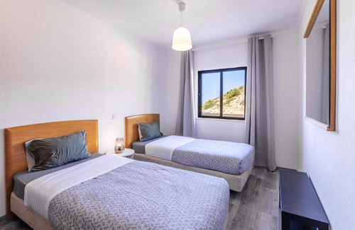Vale de Centianes Apartment | 2 bedrooms appartement at Carvoeiro 20 m away from the beach with sea view and enclosed garden