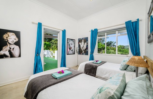 Port Elizabeth House | 2-Bedrooms*Spacious*Balcony*VIEWS*En-Suite Bathroom* 43" Flatscreen TV NETFLIX