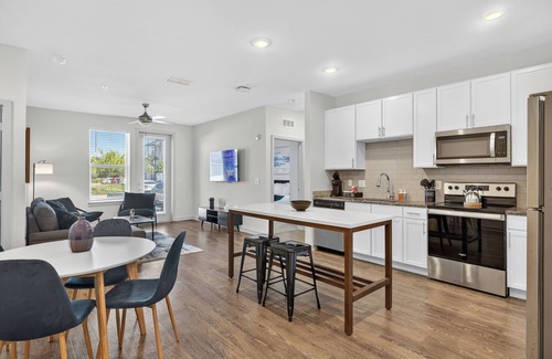 Arlington Apartment | 2 BR Apt/King Bed/Pool/Gym/Clse 2 Beach/Mayo