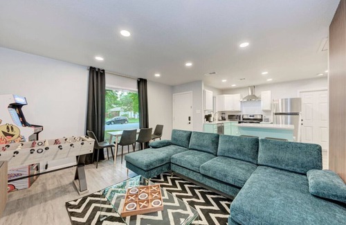 Johnston Terrace House | 2 Combined Homes - 2 Private Pools - 16 Guests