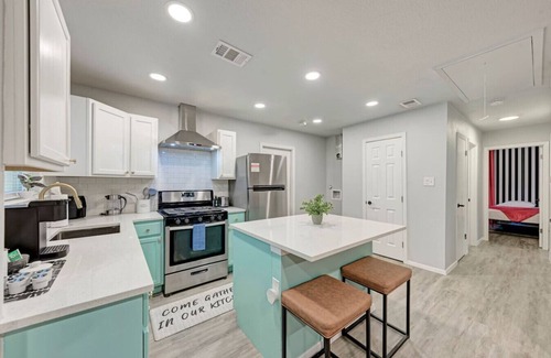 Johnston Terrace House | 2 Combined Homes - 2 Private Pools - 16 Guests