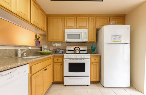 Oxnard Shores Hotel | 2 Comfortable Units, Kitchen & Free Parking