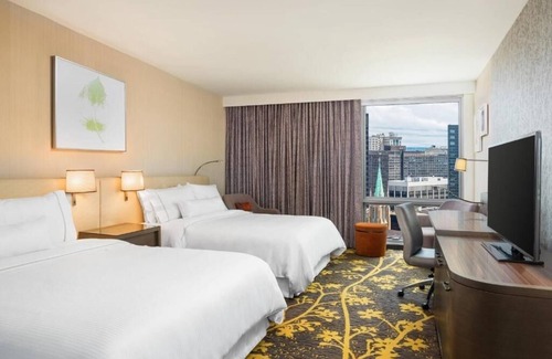 Downtown Cleveland Hotel | 2 Downtown Suites under a mile from Rock & Roll HoF & Stadiums