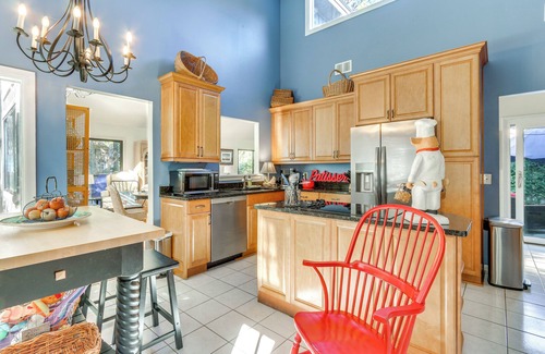 Sea Pines Cottage | 2 Mi to Beach: Hilton Head Home w/Furnished Deck