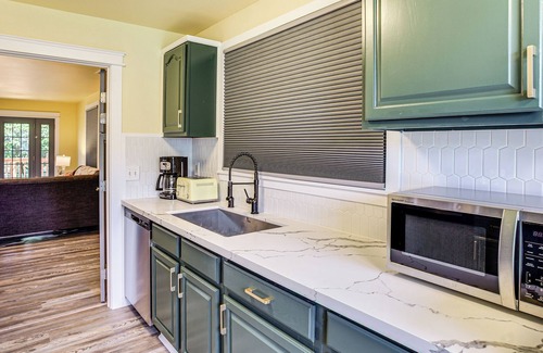 Hilltop Cottage | 2 Mi to Dtwn Tacoma: Charming Home w/Deck & Yard!