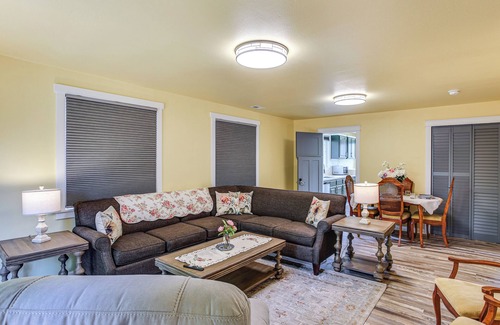 Hilltop Cottage | 2 Mi to Dtwn Tacoma: Charming Home w/Deck & Yard!