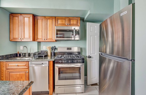 Northeast House | 2 Mi to The Fields At RFK Campus: DC Getaway